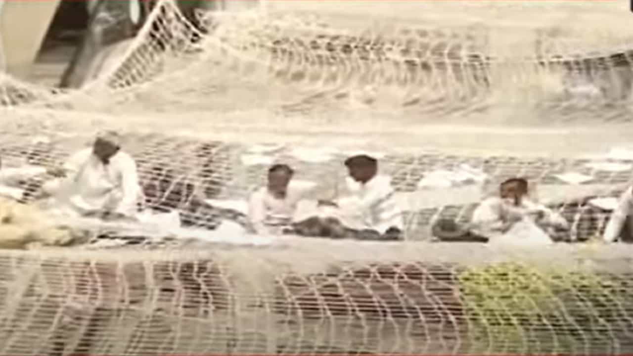 Mantralaya च्या सुरक्षाजाळीवर शेतकऱ्यांचं उड्या मारून आंदोलन, पोलिसांची उडाली तारांबळ, नेमका प्रकार काय?