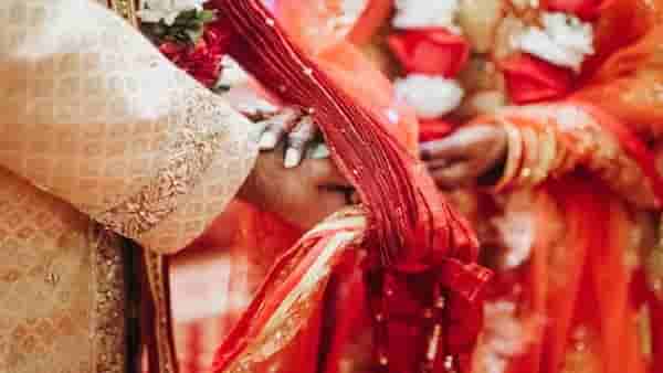 पत्नीच्या प्रेमासमोर झुकला पती, 8 वर्षांच्या नात्यानंतर प्रियकराकडे सोपवलं.!