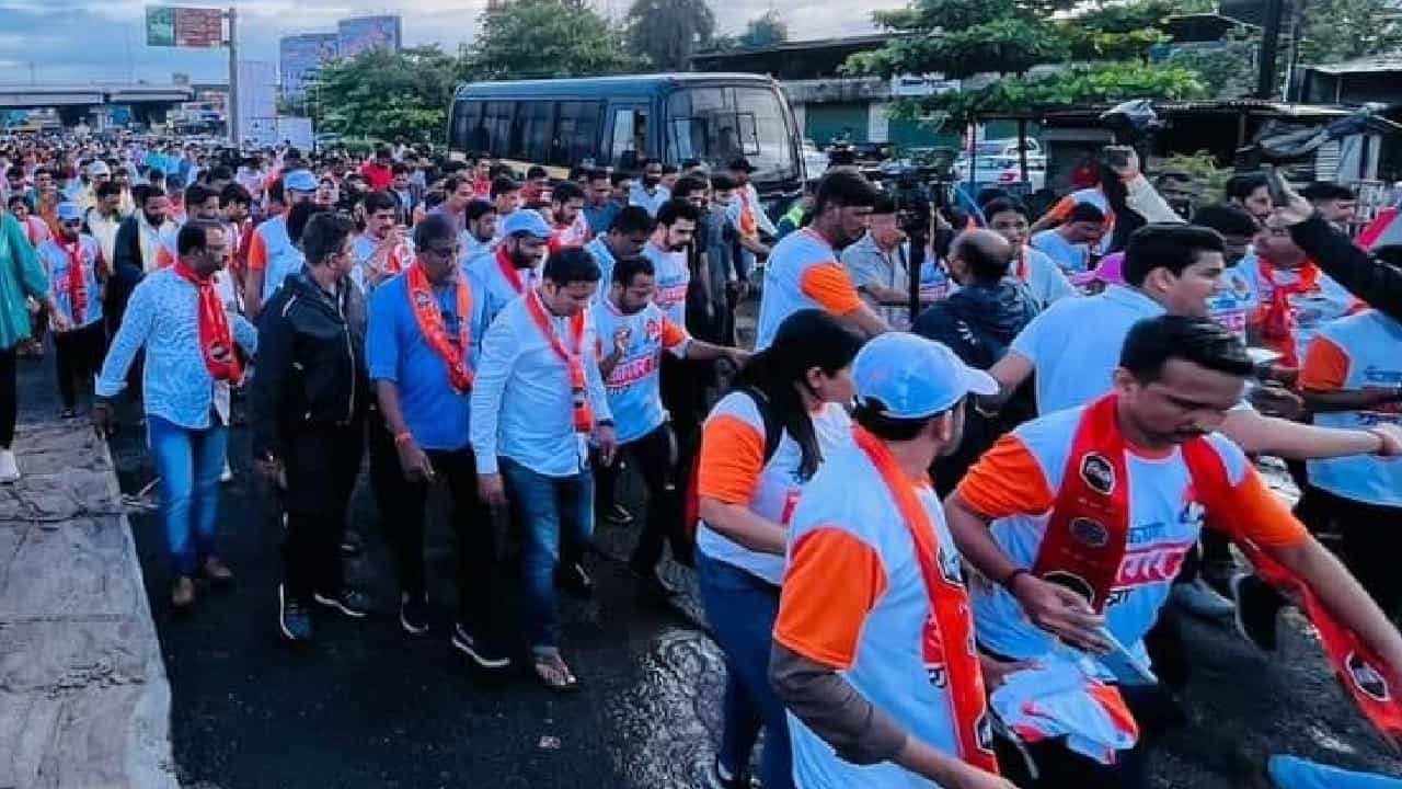मुंबई-गोवा महामार्गाचं काम मागच्या 17 वर्षांपासून रखडलेलं आहे. या विरोधात मनसे आक्रमक झाली आहे.