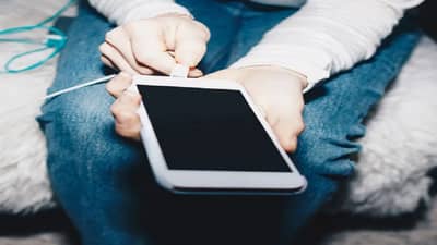 चार्जर सोबत न ठेवताही या सोप्या टिप्स वापरून चार्ज करू शकता मोबाईल