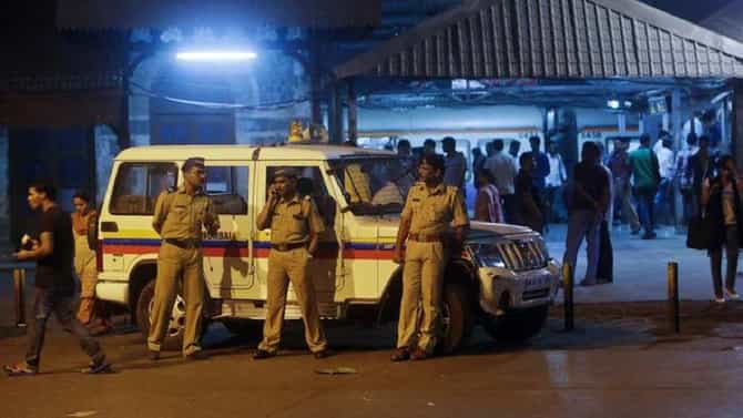 Mumbai Crime News : वरळीतील बीडीडी चाळीत कोयता हल्ला, आरोपीने पोलिस स्टेशन गाठलं, तेवढ्यात...