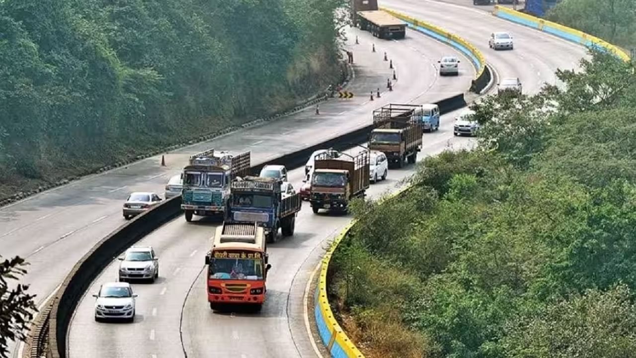mumbai pune expressway | पुण्याला जाणारी लेन शुक्रवारी 2 तास बंद, ट्रॅफीक कोंडी होण्याची शक्यता mumbai pune expressway | पुण्याला जाणारी लेन शुक्रवारी 2 तास बंद, ट्रॅफीक कोंडी होण्याची शक्यता