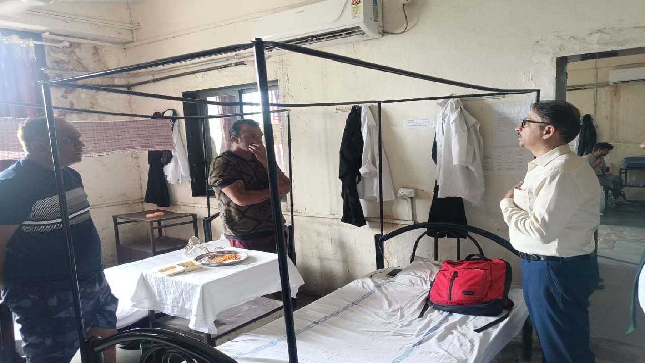 Mumbai Crime : पश्चिम रेल्वेच्या टीटीई लॉबीमध्ये रंगली दारु पार्टी, तीन टीसींना रंगेहाथ पकडले ! Mumbai Crime : पश्चिम रेल्वेच्या टीटीई लॉबीमध्ये रंगली दारु पार्टी, तीन टीसींना रंगेहाथ पकडले !