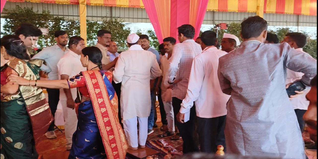 Ahmednagar News : मंडप सजला होता, वऱ्हाडी आले, लग्नघटिका जवळ आली होती, वर-वधू एकमेकांच्या गळ्यात हार घालणार इतक्यात...