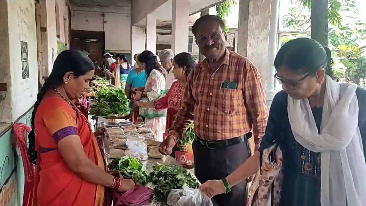 कुठलीही पेरणी न करता व कुठलेही औषधांची फवारणी न करता पावसाळ्यात रानभाज्या नैसर्गिकरित्या उत्पादित होतात.
