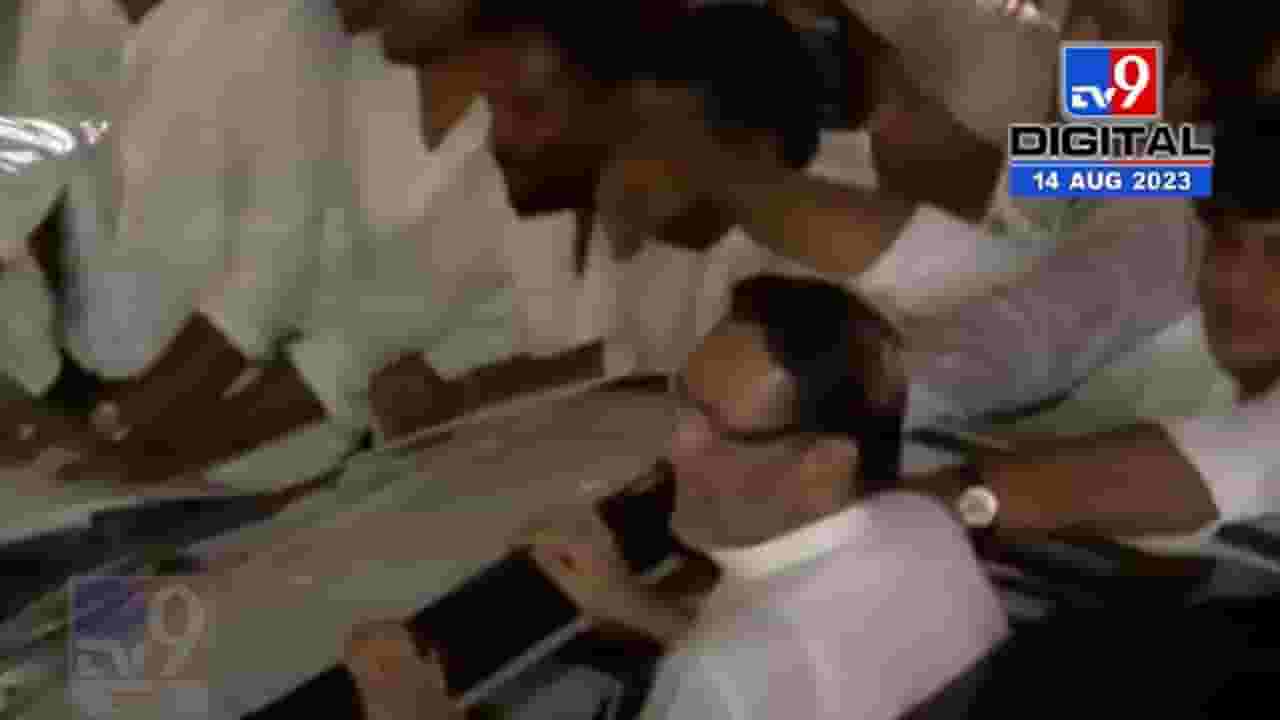 नवाब मलिक यांची 1 वर्ष 5 महिन्यांनी जेलमधून सुटका अन् रुग्णालयातून बाहेर येताच जंगी स्वागत नवाब मलिक यांची 1 वर्ष 5 महिन्यांनी जेलमधून सुटका अन् रुग्णालयातून बाहेर येताच जंगी स्वागत