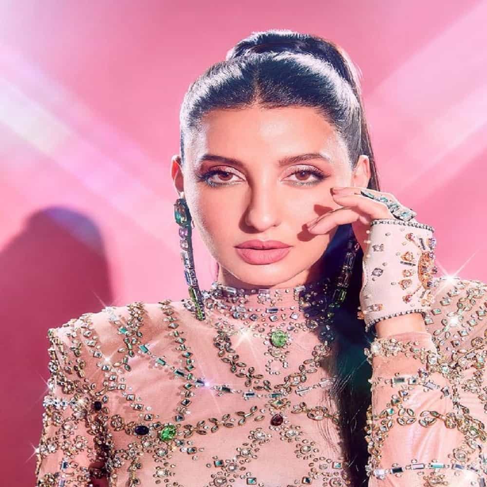 अभिनेत्री नोरा फतेही (Nora Fatehi) तिच्या बोल्ड आणि ग्लॅमरस अदांमुळे चर्चेत.. सोशल मीडियावर कायम नोराच्या हटके अदा आणि डान्सची चर्चा रंगत असते. पण आता अभिनेत्रीचे फोटो सोशल मीडियावर तुफान व्हायरल होत आहेत.
