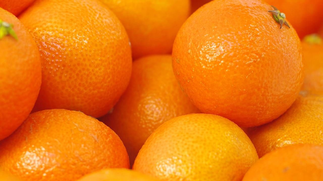 संत्रीमध्ये व्हिटॅमिन सी असते. व्हिटॅमिन सी हे त्वचेसाठी सगळ्यात महत्त्वाचे व्हिटॅमिन आहे. संत्री खाल्ल्याने त्वचा निरोगी राहते. या फळाचा नक्कीच आहारात समावेश करावा. 