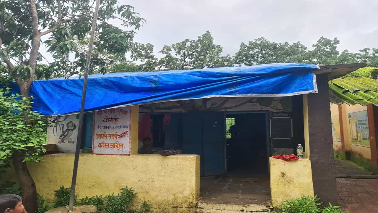 पालघर जिल्ह्यातील वाडा पंचायत समितीच्या शिक्षण विभागामध्ये शाळा दुरुस्तीसाठी मनसेच्या विद्यार्थी सेनेकडून ठिय्या आंदोलन करण्यात आलं आहे.