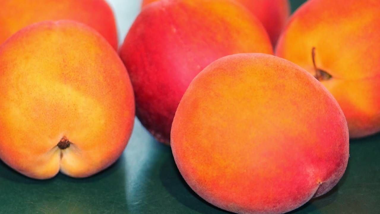 पीच: पीच केवळ स्वादिष्ट नसतात, तर ते आपल्या त्वचेसाठी देखील विलक्षण असतात. पीचचे नैसर्गिक एक्सफोलिएटिंग गुणधर्म त्वचेचा निस्तेजपणा काढून टाकतात. या फळाने त्वचा ताजी, चमकदार होते.