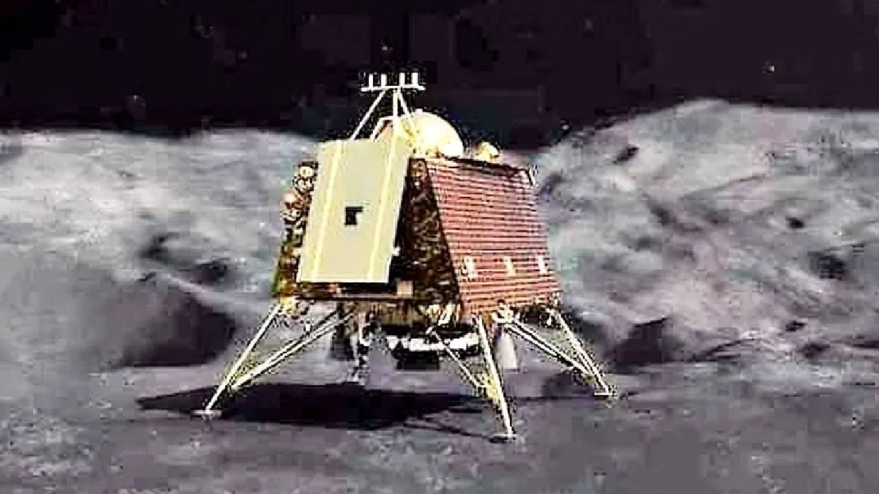 Pragyan rover on Moon | प्रज्ञान रोव्हर चंद्रावर उतरला, पुढचे 14 दिवस चंद्रावर काय संशोधन करणार जाणून घ्या