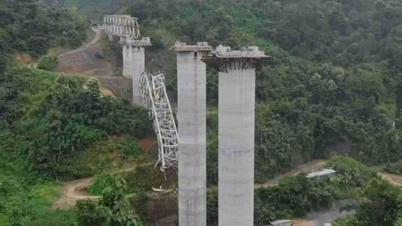 कुतुब मिनारपेक्षाही मोठ्या पिलरसह रेल्वेचा पूल कोसळला, 17 लोकांचा जागीच मृत्यू; अनेकजण अडकले