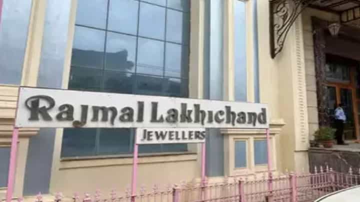 महाराष्ट्रातल्या प्रसिद्ध सोने व्यापाऱ्याच्या कार्यालयावर ईडी आणि इन्कम टॅक्स विभागाची छापेमारी महाराष्ट्रातल्या प्रसिद्ध सोने व्यापाऱ्याच्या कार्यालयावर ईडी आणि इन्कम टॅक्स विभागाची छापेमारी