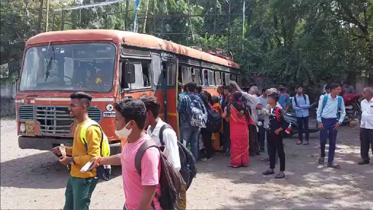 रक्षाबंधन सणाच्या दिवशी प्रवाशांची अपेक्षित होणारी गर्दी लक्षात घेता एसटी महामंडळाने प्रत्येक आगारांना एसटीच्या फेऱ्या वाढवण्याच्या सूचना देण्यात आल्या आहेत. 
