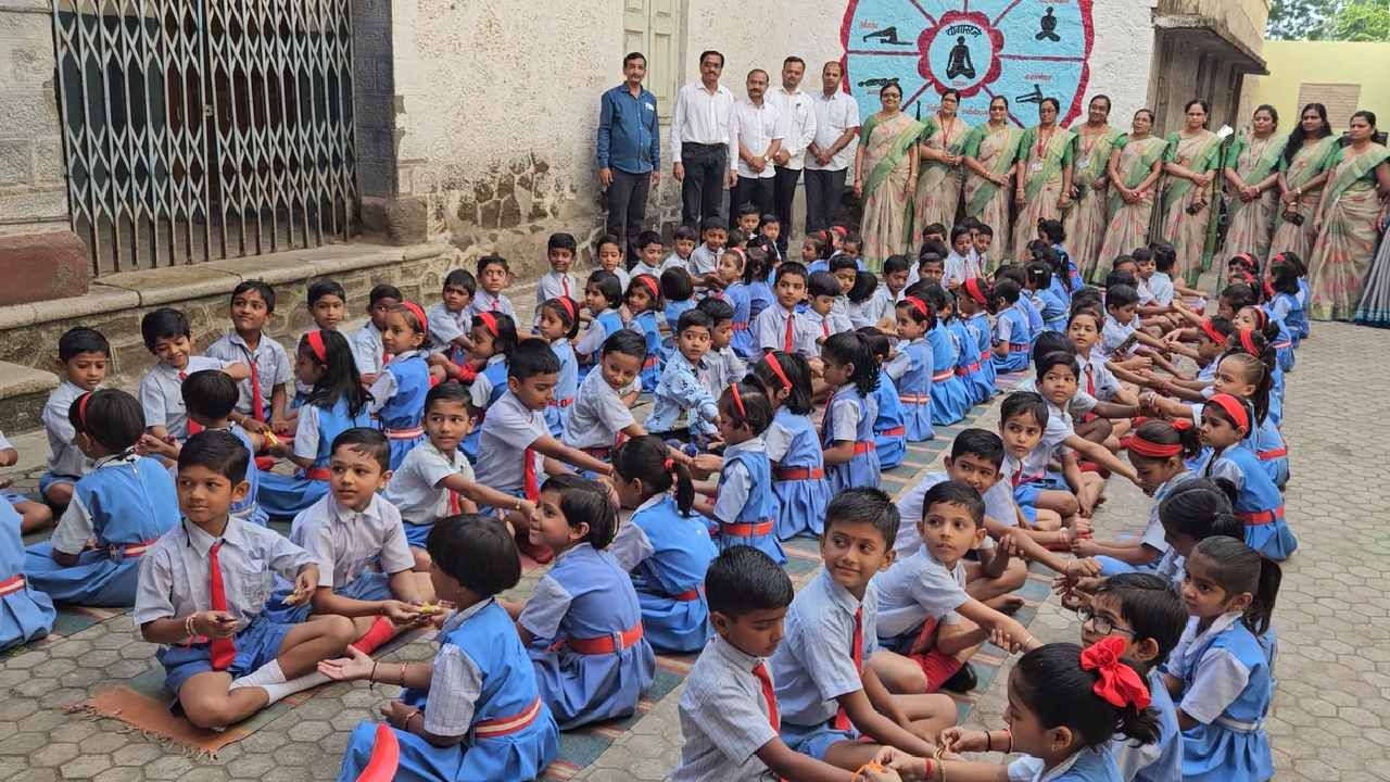 चाळीसगावात चिमुकल्यांनीअनोख्या पद्धतीने रक्षाबंधन साजरा केल्याची सगळीकडं चर्चा आहे. त्याचबरोबर त्यांचे फोटो सुध्दा सगळीकडे व्हायरल झाले आहेत. शाळेतील मैदानात हा उत्सव साजरा झाला. 