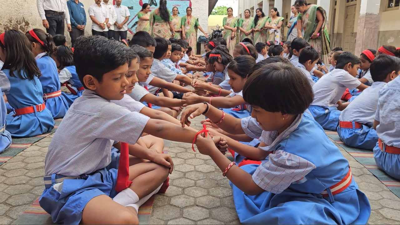 चाळीसगावातील व्ही. एच. पटेल प्राथमिक विद्यालयात शिक्षकांनी या उत्सवाचं नियोजन केलं होतं. साधारण २०० विद्यार्थी सहभागी झाल्याची माहिती मिळाली आहे. मुलींनी मुलांना राखी बांधली तर मुलांनी त्यांना गोड भेट दिली. यावेळी सगळे शिक्षक शाळेत उपस्थित होते. 