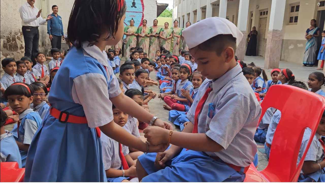 महाराष्ट्रात सगळीकडं आज रक्षाबंधन उत्साहात सुरु आहे, आज रक्षाबंधन असल्यामुळे सगळीकडं लोकांची गर्दी पाहायला मिळत आहे. बाजारात खरेदीसाठी बहिणीची मोठी गर्दी झाली आहे. 