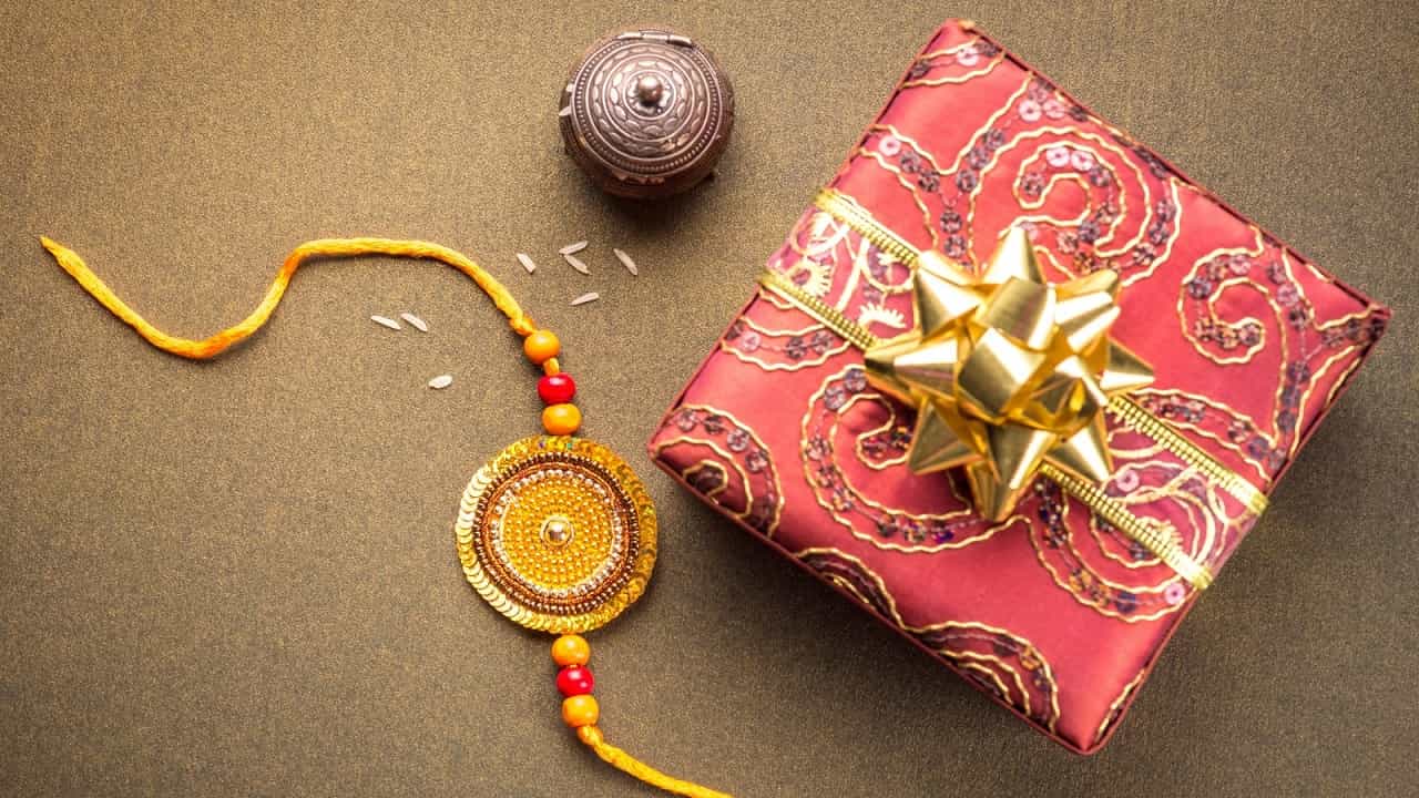 Raksha Bandhan 2023 : रक्षाबंधनाच्या दिवशी बहिणीला काय भेटवस्तू द्याल