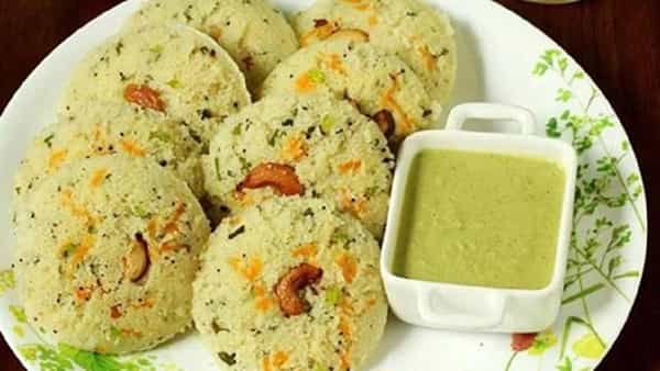 इडलीला खूप पसंती मिळते. नाश्त्यामध्ये लोकं इडलीच खाण्याला पसंत करतात. मग इडली जर वजन कमी करण्यासाठी इडली उत्तम आहे असं म्हणल्यावर तुम्ही काय म्हणाल? गरम सांबरबरोबर वाफवलेली इडली. इडली कमी कॅलरी आणि उच्च फायबरयुक्त असते जी पचनास मदत करते. वजन कमी करण्यास इडली उपयुक्त.
