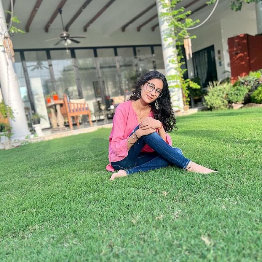 आता सुष्मिता मोठी लेक रेने सेन हिच्या मुळे चर्चेत आली आहे, सध्या रेने हिचे काही फोटो सोशल मीडियावर तुफान व्हायरल होत आहेत फोटोंमध्ये सुष्मिता हिची लेक बोल्ड आणि ग्लॅमरस दिसत आहे. 