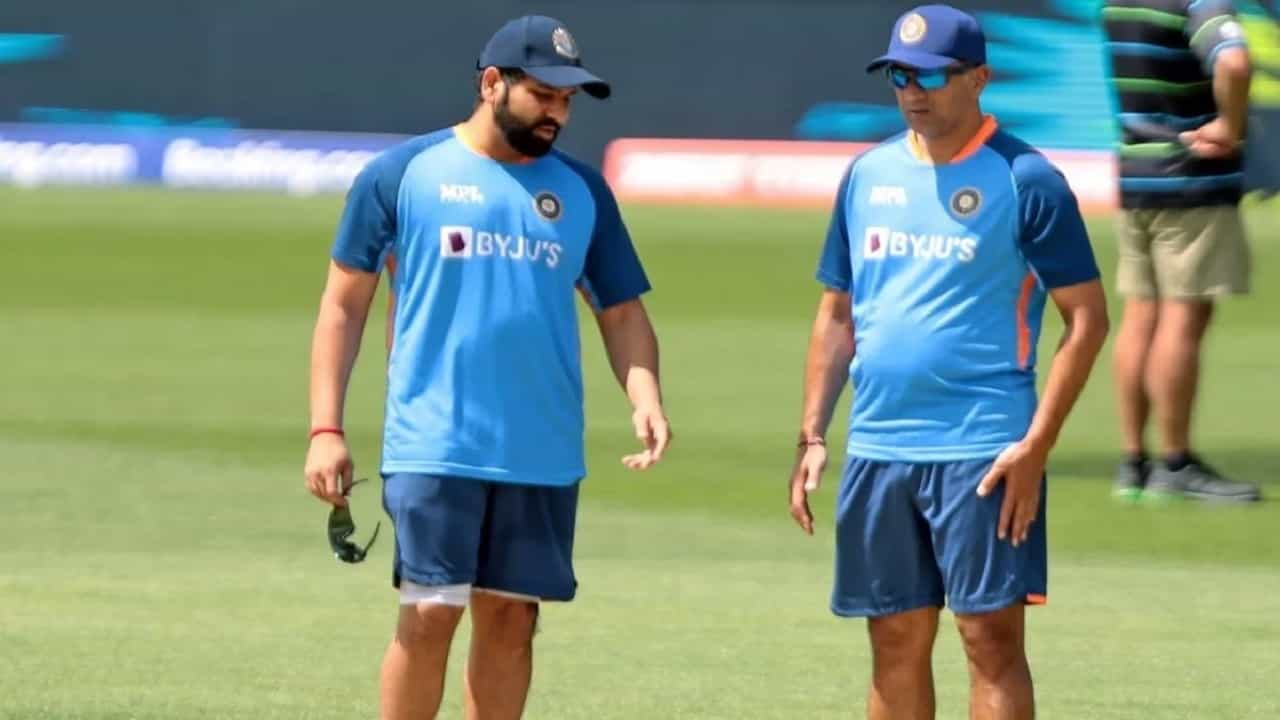 आयसीसी वनडे वर्ल्ड कप 2023 स्पर्धेला 5 ऑक्टोबरपासून सुरुवात होणार आहे. यंदा भारताला वनडे वर्ल्ड कपच्या यजमानपदाचा मान मिळाला आहे. मात्र या यजमानपदाचा टीम इंडियाला फायदा कमी आणि तोटाच जास्त आहे. आयसीसीने पीचबाबत मोठा निर्णय घेतला आहे. रिपोर्ट्सानुसार, 3 ऑगस्टला आयसीसीचे चीफ क्युरेटर एंडी एटकिंसन आणि इतर सर्व पीच क्युरेटर यांच्यात बैठक पार पडली. सराव सामन्यांसह इतर सर्व सामन्यात पीच तयार करताना होम टीमच्या कोणत्याही दबावाला बळी पडू नका, असं स्पष्ट शब्दात एंडी एटकिंसन यांनी इतर सर्व क्युरेटर यांना सांगितलं.