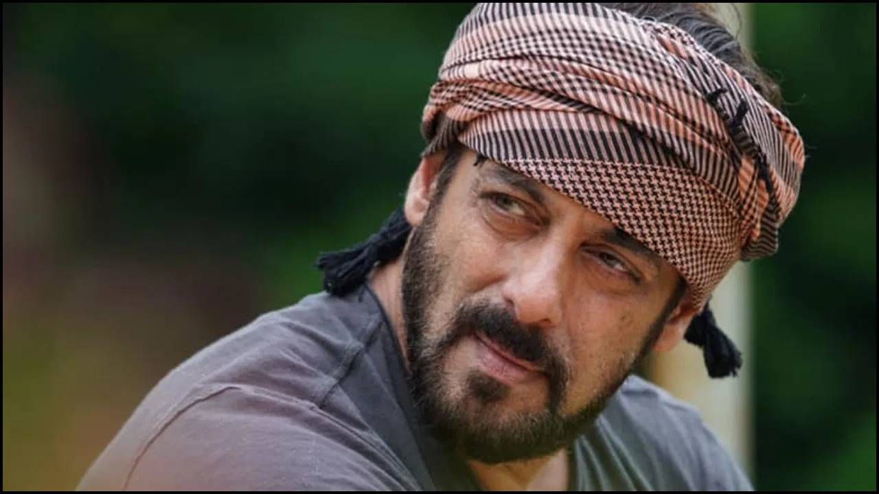 सलमान खान –  या लिस्टमधील आणखी एक नाव म्हणजे बॉलिवूडचा दबंग स्टार सलमान खान. तो त्याच्या निडरपणासाठी, बेधडक अंदाजासाठी प्रसिद्ध आहे. 