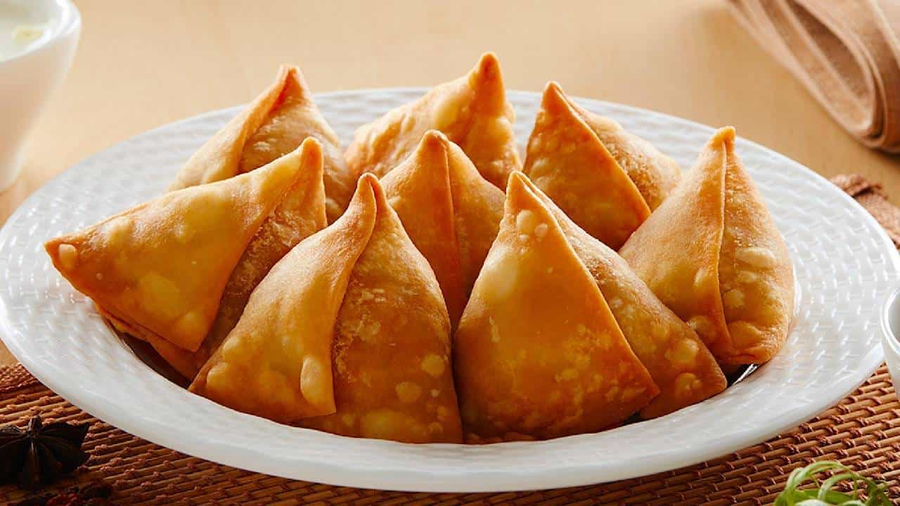 सामोसा! हा कदाचित भारतात सगळ्यात जास्त लोकप्रिय असणारा पदार्थ असावा. पाहुणे आले, पावसाळा असला, मित्र मैत्रिणी आले, गेट टूगेदर असलं की सगळ्यात सोपं आणि पटकन पळत जाऊन आणण्यासारखा हा स्नॅक्स. पण सामोसा आरोग्यासाठी अत्यंत हानिकारक! सामोसा मध्ये कॅलरी आणि फॅट्स प्रचंड असतात. हे खाणं टाळा.