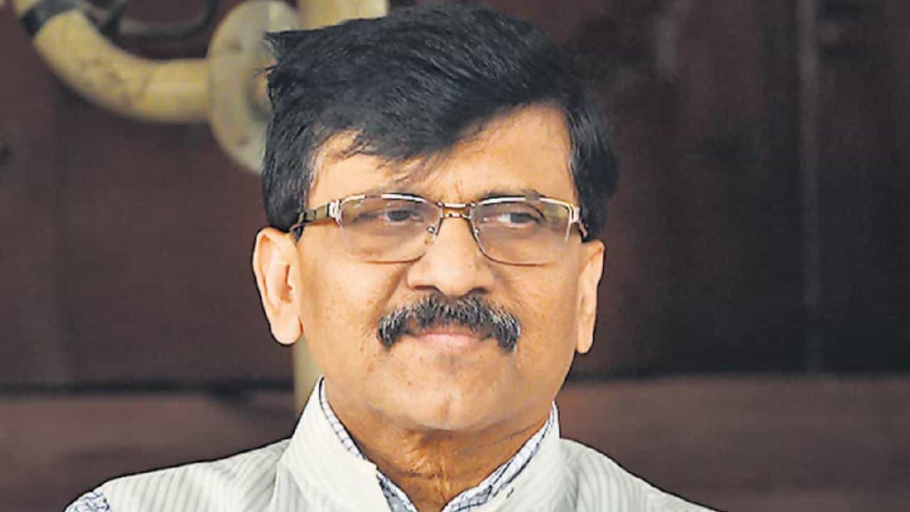 'संजय राऊत यांनी आधी स्वतः च्या कपड्यांकडं बघावं', राऊतांच्या 'त्या' टीकवेर कुणी घेतला खरपूस समाचार? 'संजय राऊत यांनी आधी स्वतः च्या कपड्यांकडं बघावं', राऊतांच्या 'त्या' टीकवेर कुणी घेतला खरपूस समाचार?