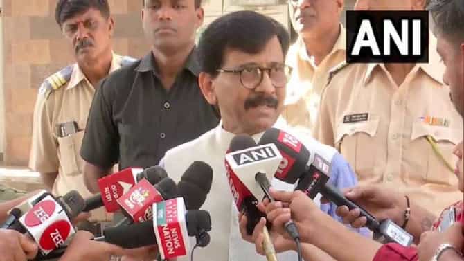 शरद पवार यांची हकालपट्टी म्हणजे राष्ट्रवादीत फूटच; संजय राऊत यांचं मोठं विधान