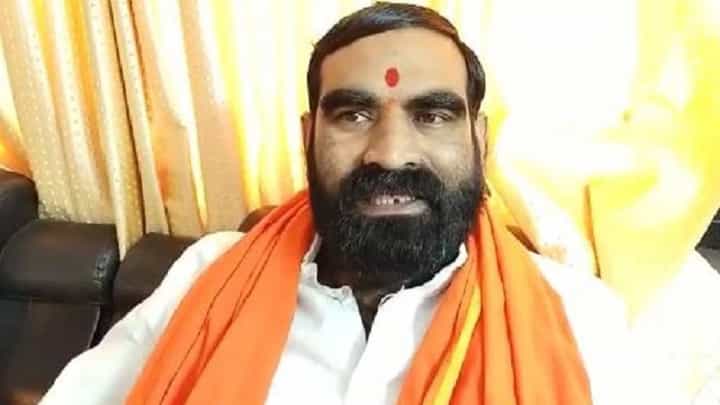 हिंगोलीतील कावड यात्रेतून Santosh Bangar यांचा विरोधकांना इशारा; म्हणाले, 'आमच्या नादाला...' हिंगोलीतील कावड यात्रेतून Santosh Bangar यांचा विरोधकांना इशारा; म्हणाले, 'आमच्या नादाला...'