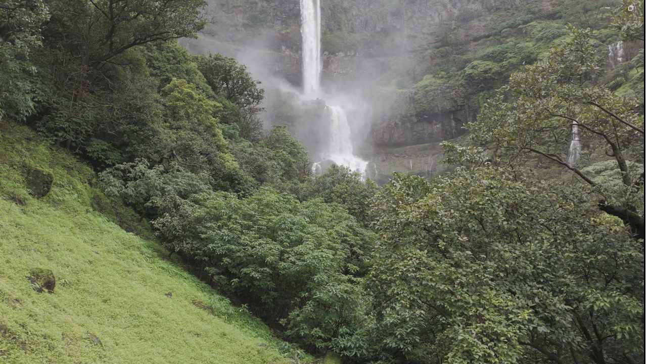 सध्या कास तलाव पुर्ण क्षमतेने भरल्यामुळे याच्या सांडव्यावरुन पडणारया पाण्यापासुन पुढे 5 किलोमीटर या धबधब्याचे विहंगम दृष्य पहायला मिळते. 