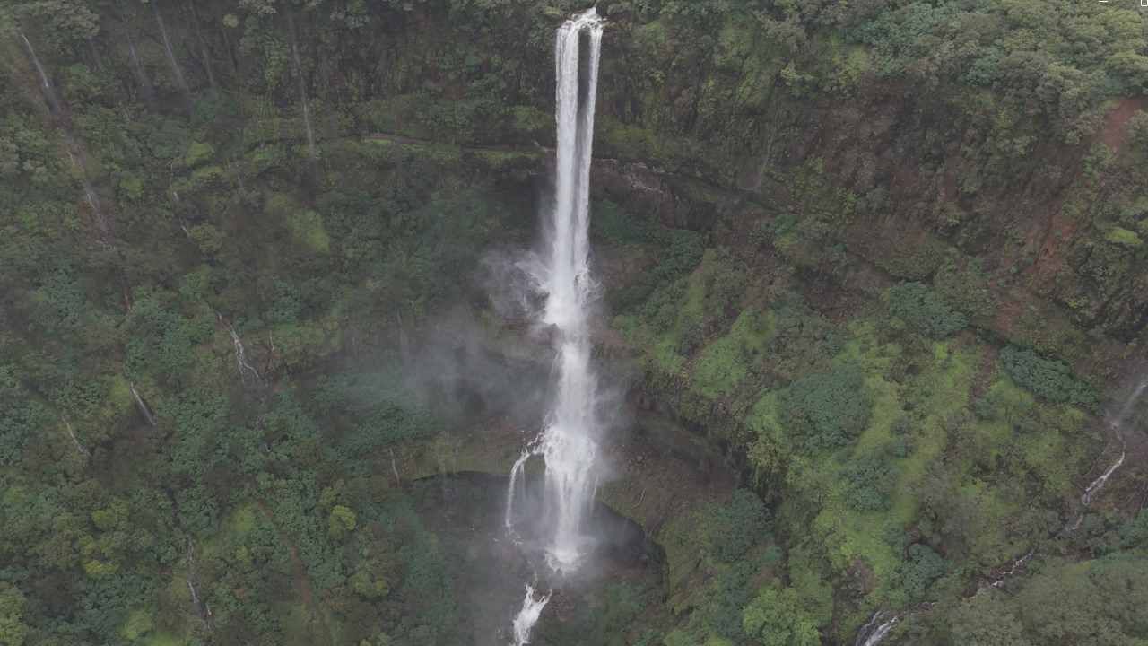 सातारा जिल्ह्यात पश्चिम भागात पडलेल्या पावसामुळे अनेक धबधबे ओसंडून वाहत आहेत.