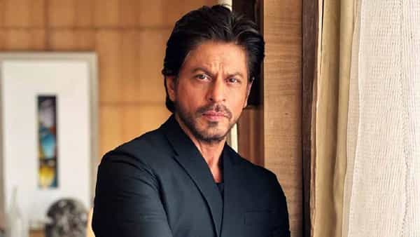 शाहरुख खान याने एक मोठा काळ बाॅलिवूडमध्ये नक्कीच गाजवला आहे. सोशल मीडियावर शाहरुख खान याची जबरदस्त अशी फॅन फाॅलोइंग ही बघायला मिळते.