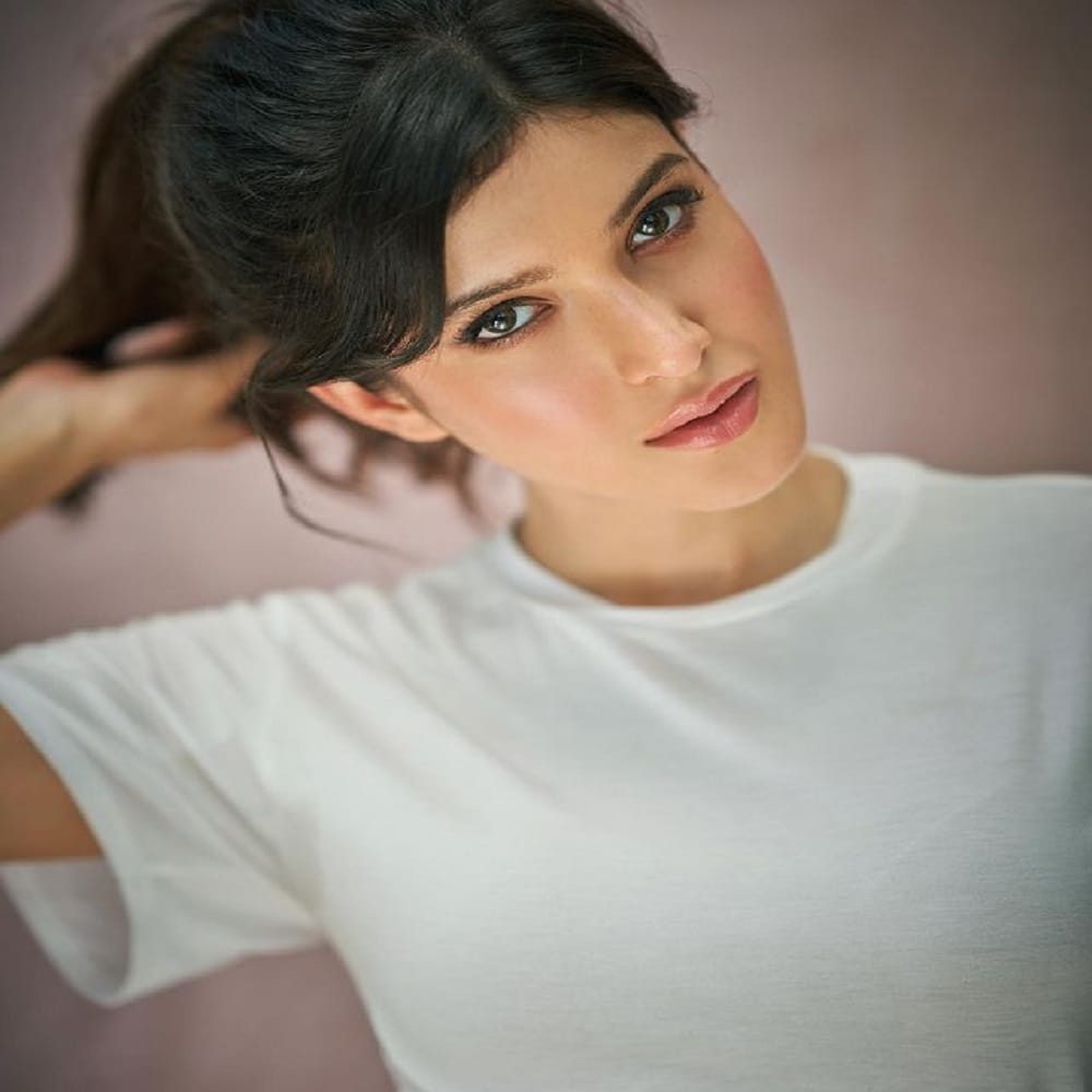 अभिनेता संजय कपूर याची मुलगी शनाया कपूर अभिनेत्री नसली तरी कायम सोशल मीडियावर चर्चेत असते आता देखील शनायाचे काही फोटो सोशल मीडियावर तुफान व्हायरल होत आहेत.