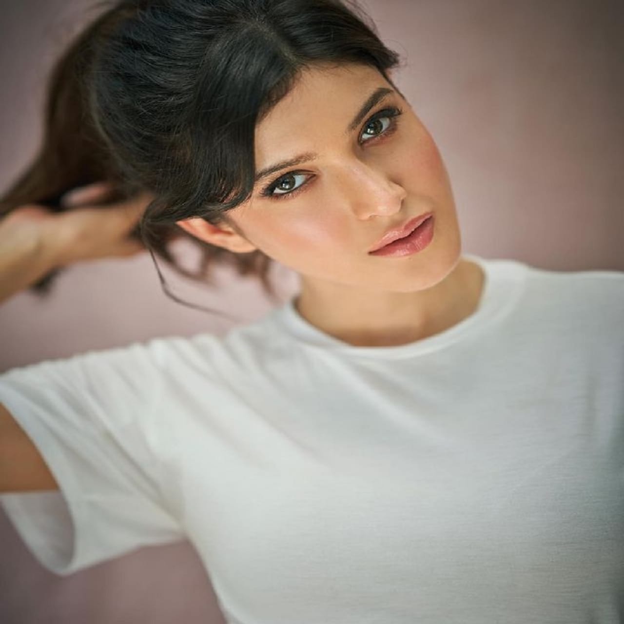 अभिनेता संजय कपूर याची मुलगी शनाया कपूर अभिनेत्री नसली तरी कायम सोशल मीडियावर चर्चेत असते आता देखील शनायाचे काही फोटो सोशल मीडियावर तुफान व्हायरल होत आहेत.