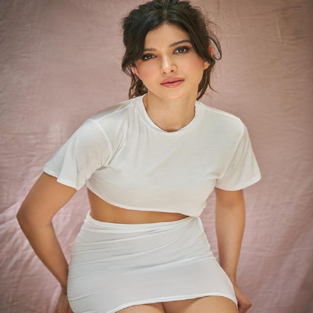 शनायाचे काही फोटो सोशल मीडियावर तुफान व्हायरल होत आहेत. पांढऱ्या रंगाच्या हॉट ड्रेसमध्ये अभिनेत्री ग्लॉमरस आणि बोल्ड दिसत आहे.