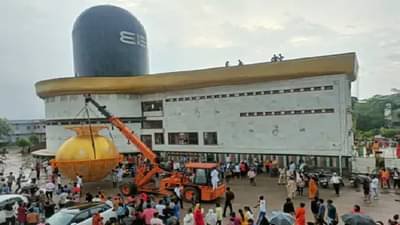 160 फूट उंच शिवलिंगावर क्रेनच्या सहाय्याने महाभिषेक, पाहा कुठे आहे हे मंदिर?