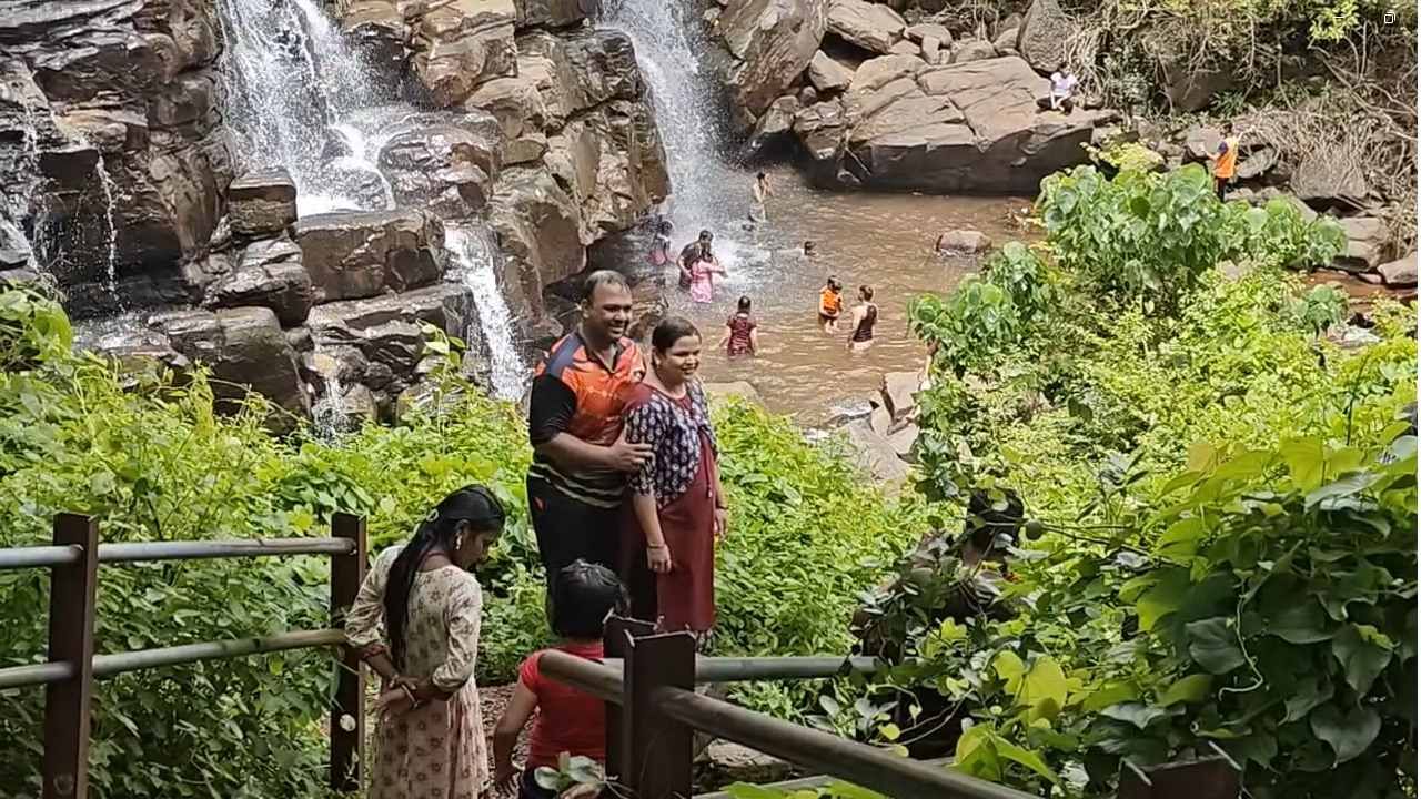 यामुळे हा धबधबा आकर्षक दिसत असून सातपुड्याचा सौंदर्याचा एक नमुनाच महाराष्ट्रासह जवळील गुजरात आणि मध्य प्रदेशातील अनेक पर्यटक या ठिकाणी धबधबा बघण्यासाठी येत असतात.