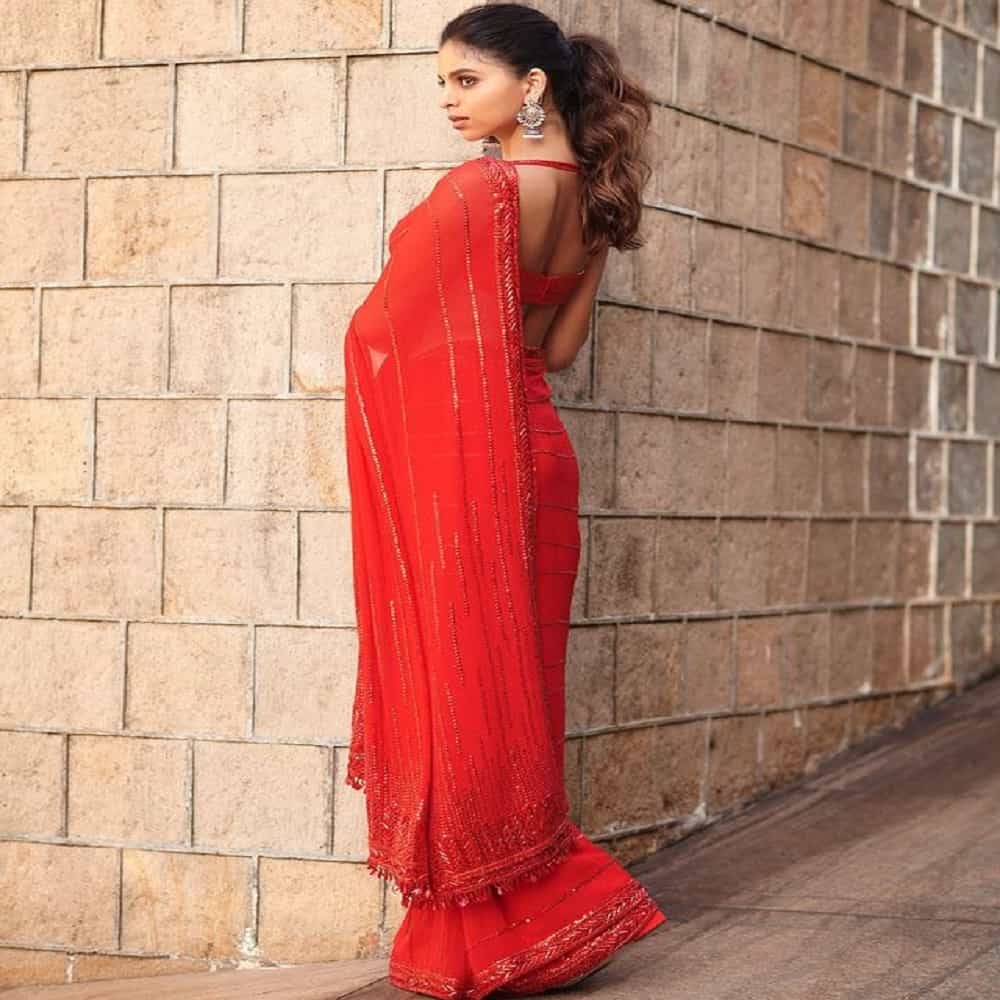 बॉलिवूडचा किंग खान म्हणजे शाहरुख खान याची लेक सुहाना खान (suhana khan) कायम चाहत्यांमध्ये कोणत्या न कोणत्या कारणामुळे चर्चेत असते. सध्या सुहाना हिचे काही फोटो सोशल मीडियावर तुफान व्हायरल होत आहेत.