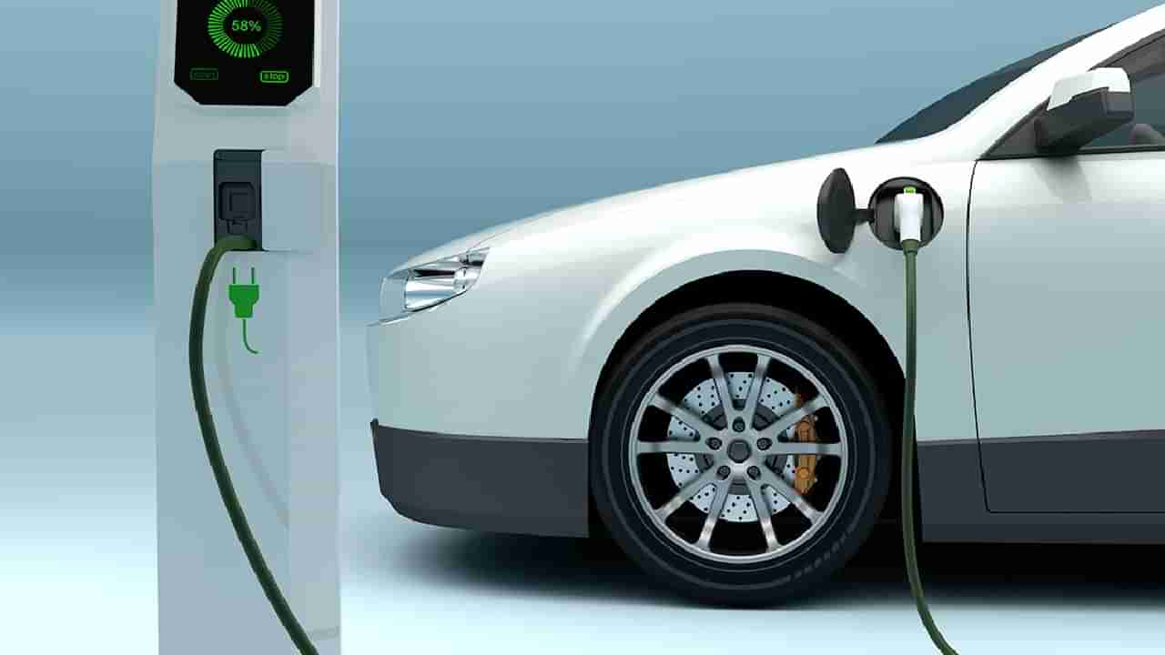 इलेक्ट्रीक कारची जगातील पहिली सुपरफास्ट बॅटरी आली, पाहा किती वेळ चार्जिंगमध्ये किती अंतर धावेल