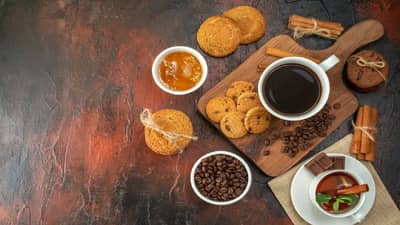 चहासोबत हे पदार्थ कधीच खाऊ नका, बिघडू शकते तब्येत..