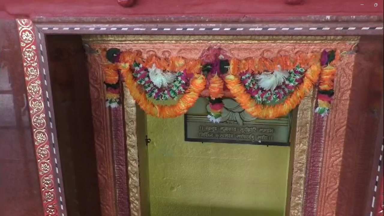 हजारो भाविकांच्या गर्दीने मंदिर परिसर फुलून गेलाय. बारा ज्योतिर्लिंगांपैकी एक असलेले त्र्यंबकेश्वर मंदिर देशभरात प्रसिद्ध आहे. या ठिकाणी देशातील विविध भागातून भाविक दर्शनासाठी येत असतात. त्यातच धार्मिक महत्त्व असलेल्या या महिन्यात भाविकांनी कुटुंबासह दर्शनासाठी हजेरी लावली. 