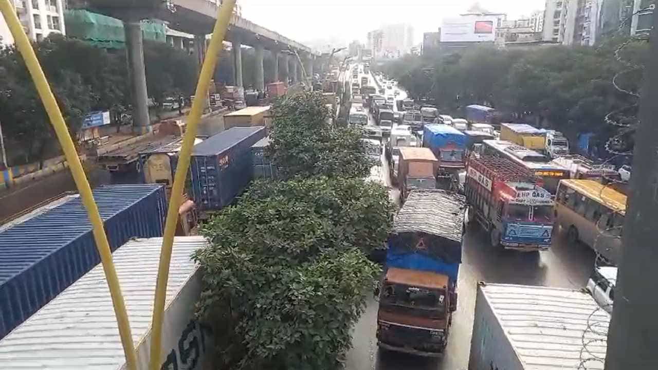 आज सकाळापासून ठाण्यात मोठी वाहतूक कोंडी झाली आहे, काल रात्रीपासून मुंबईसह अनेक ठिकाणी तुरळत पावसाच्या सरी झाल्या आहेत. त्यामुळं वाहतूक संथगतीने सुरु आहे.