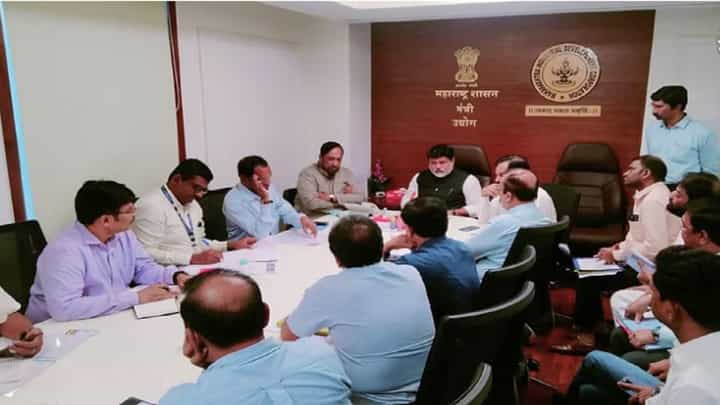 नवी मुंबईतील 35 हजार झोपडपट्ट्यांचा पुनर्विकास होणार? उदय सामंत यांनी बैठकीत काय केलं जाहीर? नवी मुंबईतील 35 हजार झोपडपट्ट्यांचा पुनर्विकास होणार? उदय सामंत यांनी बैठकीत काय केलं जाहीर?