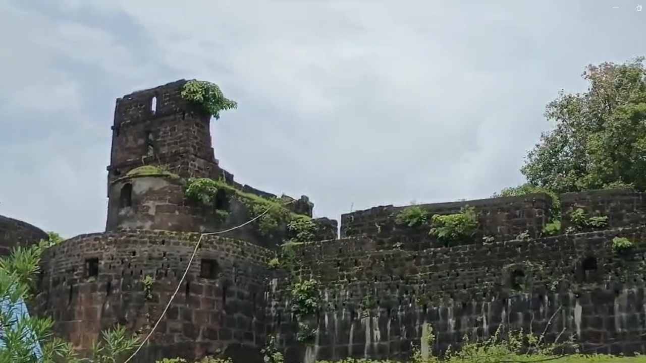 विजयदुर्ग किल्ल्याची अवस्था बिकट, पर्यटक आणि शिवप्रेमीमध्ये नाराजी ...