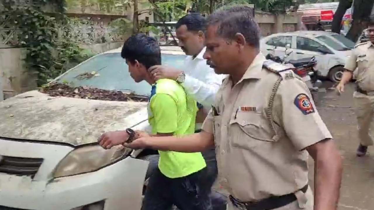 Mumabi Crime : मुंबईत शिक्षिका पेशाला काळिमा फासणारी घटना, शिक्षकाकडून चार विद्यार्थिनीवर अत्याचार Mumabi Crime : मुंबईत शिक्षिका पेशाला काळिमा फासणारी घटना, शिक्षकाकडून चार विद्यार्थिनीवर अत्याचार