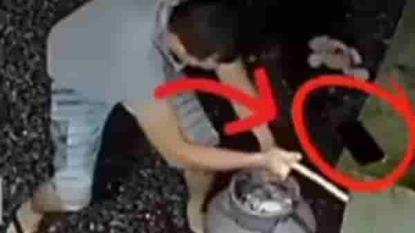 VIDEO | तुम्ही पण तुमचा मोबाईल स्वयंपाकघरात घेऊन जाता का? हा व्हिडिओ पाहिल्यानंतर तुम्ही चुकूनही ही चूक करणार नाही