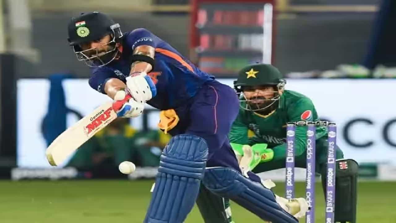 आशिया कप स्पर्धेला कधी सुरुवात होतेय, याची प्रतिक्षा क्रिकेट चाहत्यांना आहे. गेल्या वर्षी आशिया कप 2022 टी 20 फॉर्मेटने खेळवण्यात आला. या स्पर्धेतील अंतिम सामन्यात श्रीलंकेने पाकिस्तानला पराभूत करत ट्रॉफी जिंकली होती.