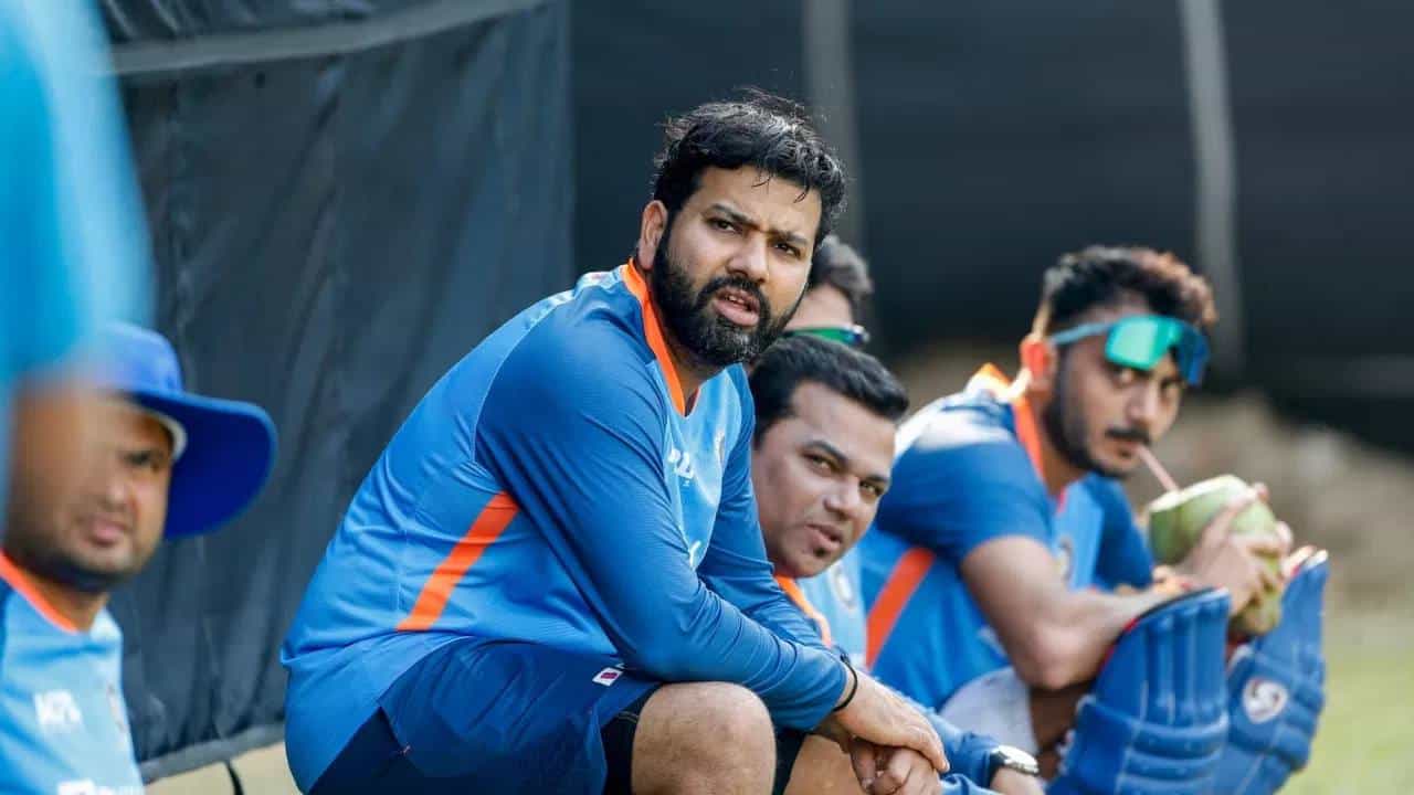 वनडे वर्ल्डकप स्पर्धेपूर्वी टीम इंडिया आशिया चषकासाठी सज्ज होत आहे. टीम इंडियाचे खेळाडू 30 ऑगस्टपासून सुरु होणाऱ्या आशिया कप स्पर्धेसाठी तयारी करत आहेत. 17 खेळाडूंच्या चमू बंगळुरूमधील एनसीएमध्ये सराव करण्यात व्यस्त आहेत. जेतेपदासाठी टीम इंडिया प्रमुख दावेदारांपैकी एक आहे.
