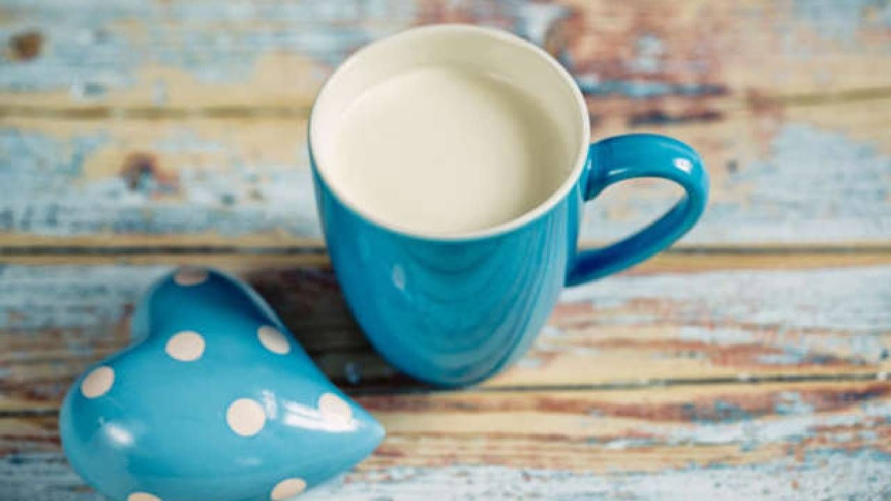 कोमट दूध:  झोपेच्या वेळी एक कप कोमट दूध प्या. याने खूप चांगली आणि गाढ झोप लागते. दूध हे एक पूर्ण अन्न आहे. आपले वडिलधारे आपल्याला नेहमी दूध प्यायचा सल्ला देत असतात. एकदा हा उपाय करून बघा, झोप कशी मस्त येईल!